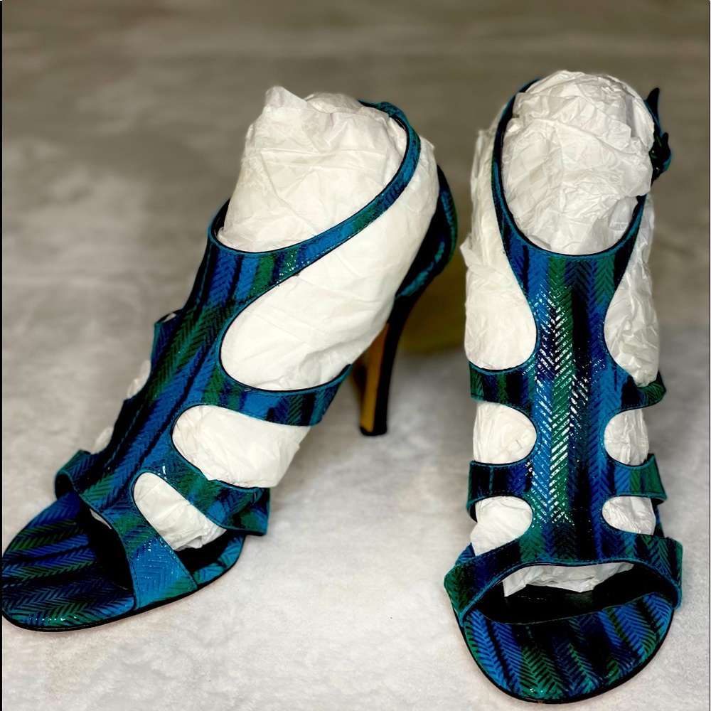 Stuart Weitzman
Teal Green Strappy Chevron Textured Suede Leather SZ 8 Pumps
